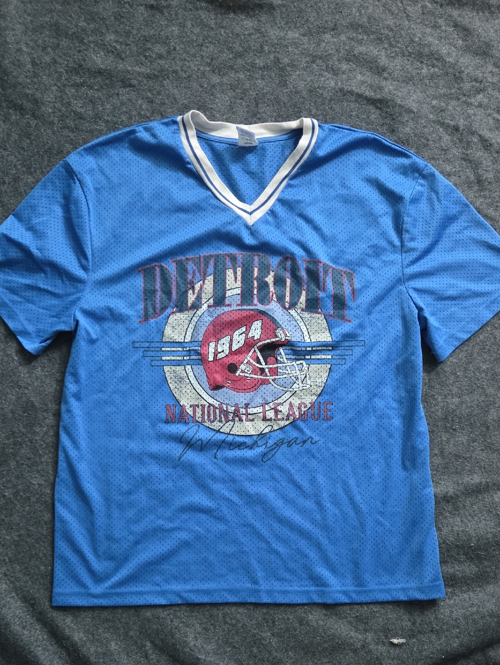 Detroit Graphic V-Neck Mesh Shirt - Blue